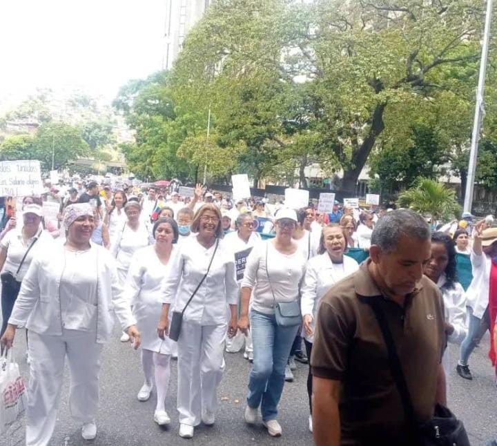 Marianny_vpa's tweet photo. Feliz Día a todas las Enfermeras y Enfermeros, hoy más que celebrar, continúan luchando por sus Derechos laborales, siguen firmes. Mi respeto y admiración en especial para mí hermana de lucha @Sharo1412 Dios te bendiga 🙏 https://t.co/TUoIOGEo3l