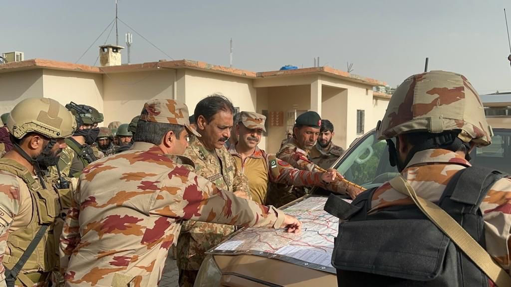 DASACIntel's tweet image. Lt. General Asif Ghafoor (XII CORP COMMANDER) is overseeing the operation to clear out the terrorists inside FC camp in Muslim Bagh, Balochistan.

The Corp Commander was briefed on the situation and strategy. Special Service Group (SSG) are leading the operation.