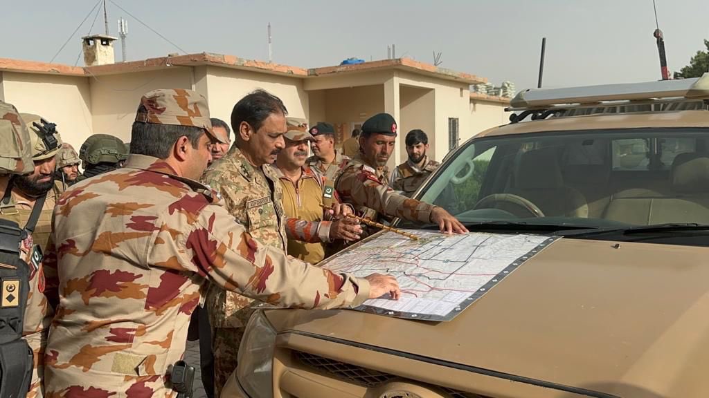DASACIntel's tweet image. Lt. General Asif Ghafoor (XII CORP COMMANDER) is overseeing the operation to clear out the terrorists inside FC camp in Muslim Bagh, Balochistan.

The Corp Commander was briefed on the situation and strategy. Special Service Group (SSG) are leading the operation.