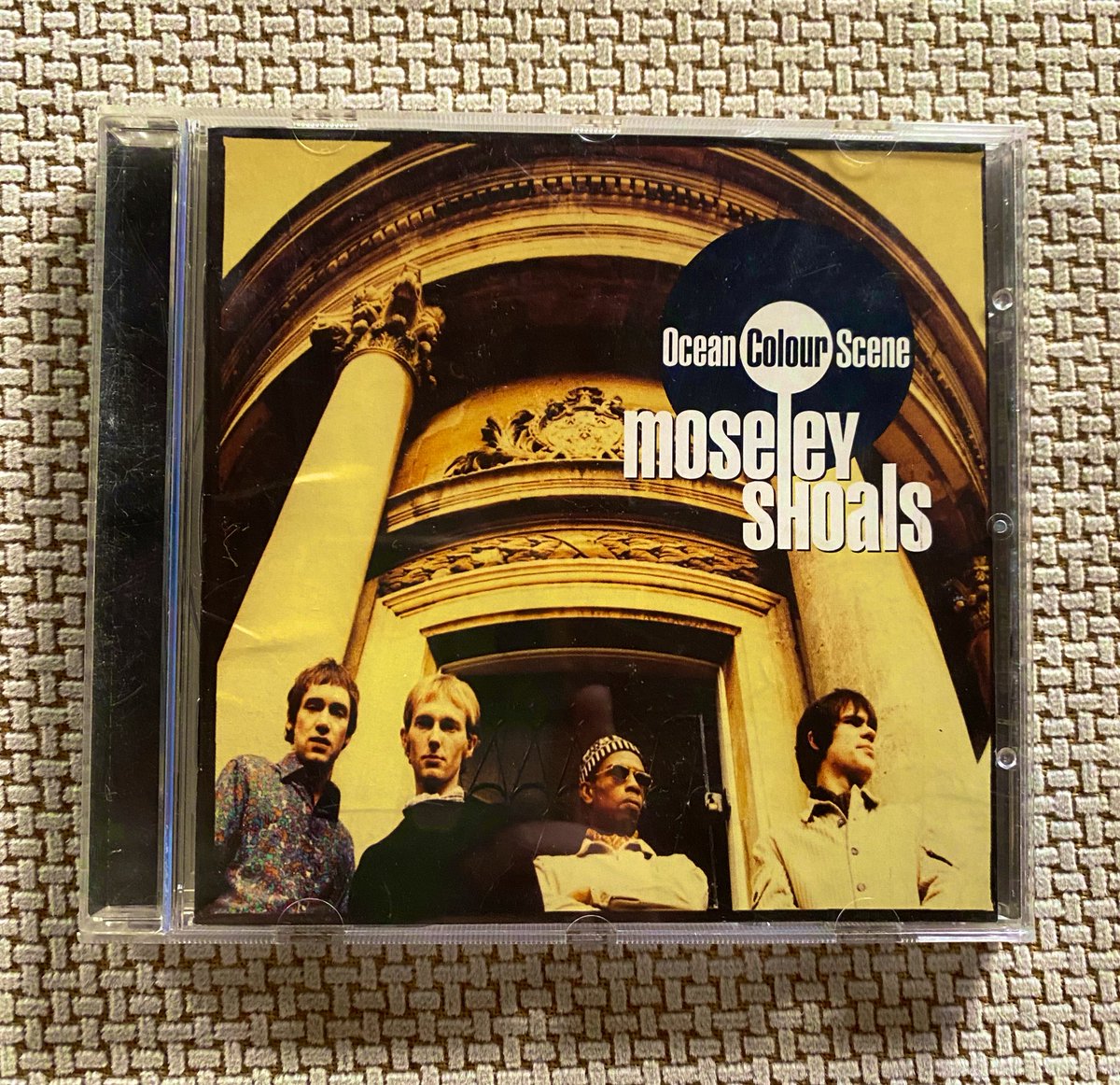 veroman_3's tweet image. Encontré este disco entre cientos de cds de segunda mano. Llevaba años queriéndolo, me trae geniales recuerdos y es uno de mis favoritos. El chico que me lo vendía me dijo que, de haber sabido que me hacía tanta ilusión, me habría cobrado un par de euros más por él 🤨 #OCE