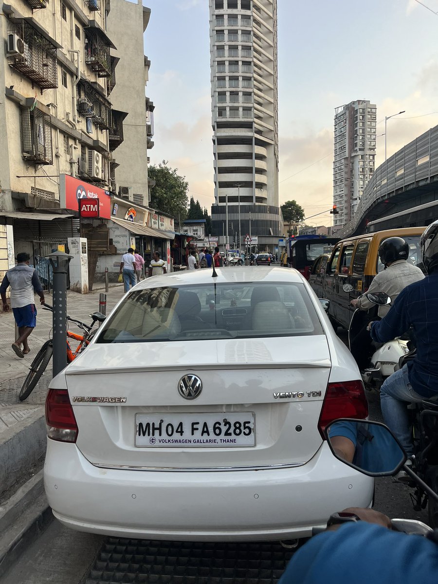 rasikashinde17's tweet photo. Parel mdhe gaurishankar chya singal javal traffic mdhe park Keli ahe gadi 
Twarit action ghyavi 
@MTPHereToHelp https://t.co/39buXiKuSG