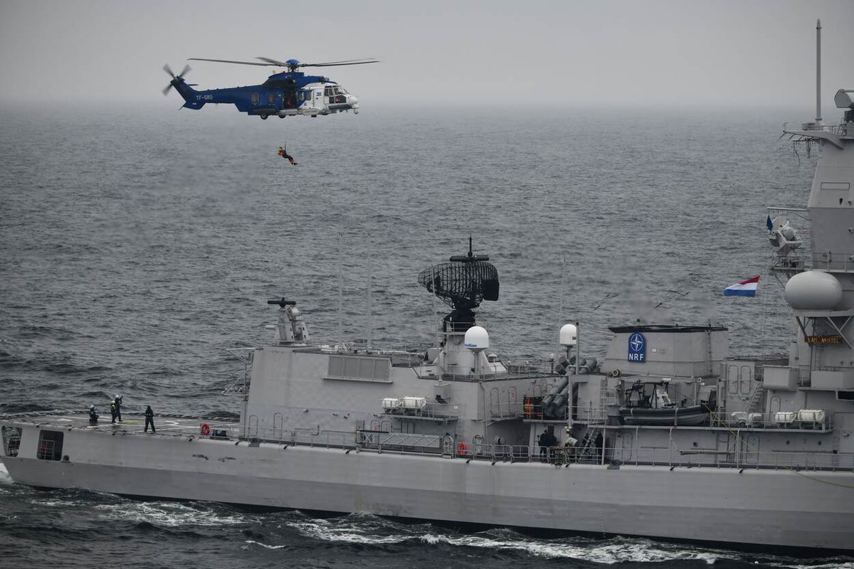 Militairen moeten onder alle omstandigheden drenkelingen kunnen redden. Hoe koud het soms ook mag zijn. De bemanning van Zr.Ms. Van Amstel trainde de afgelopen dagen mee tijdens deze zoek- en reddingsoperaties (SAR) in IJsland 👉 defensie.nl/actueel/nieuws…