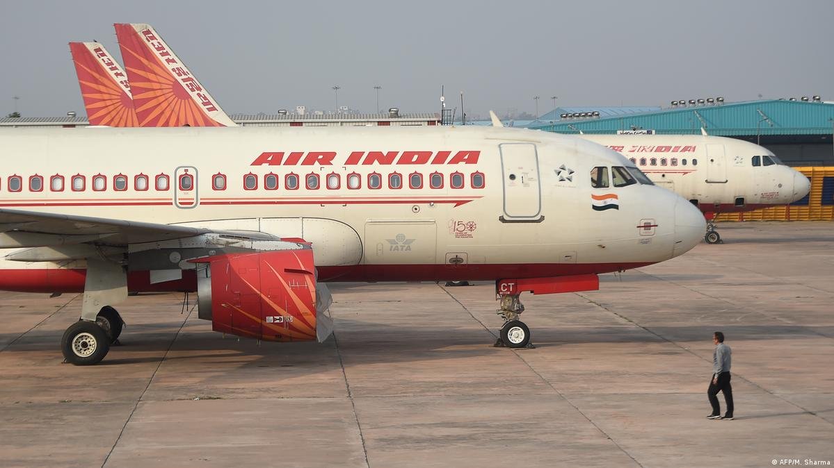 newjport's tweet photo. यार के चक्कर में  फसा पायलट। एयर इंडिया का पायलट, दोस्त को कॉकपिट में ले जाने के चक्कर में  सस्पेंड हो गया।इसके साथ ही डीजीसीआई ने  एयर इंडिया के ऊपर 30 लाख का जुर्माना लगाया।
#AirIndia #DGCI https://t.co/P7upBVWLGj