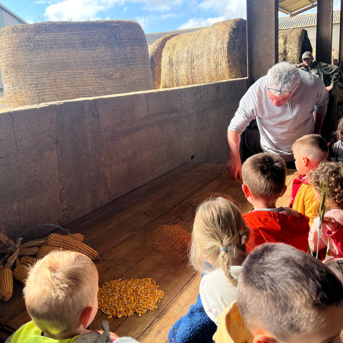 Interbevna's tweet photo. Retour en quelques 📸 de la visite #MadeInViande de l'élevage de Serge, éleveur de🐂en @gironde. Au programme, rencontre avec les animaux et découverte de l'alimentation des vaches https://t.co/iwX3css6xA