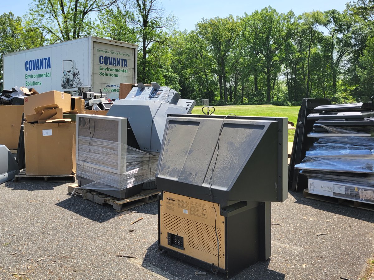 PRC_Litterbug's tweet photo. Way to go, Delaware County residents! On Thursday, hundreds of households responsibly disposed of electronics at PRC's collection in #UplandCountyPark. Thanks to sponsors #DelawareCountyParks, #CountyofDelaware, @DelcoCouncil, @sustaindelco and partner #eCovanta. https://t.co/T49C0SMKve