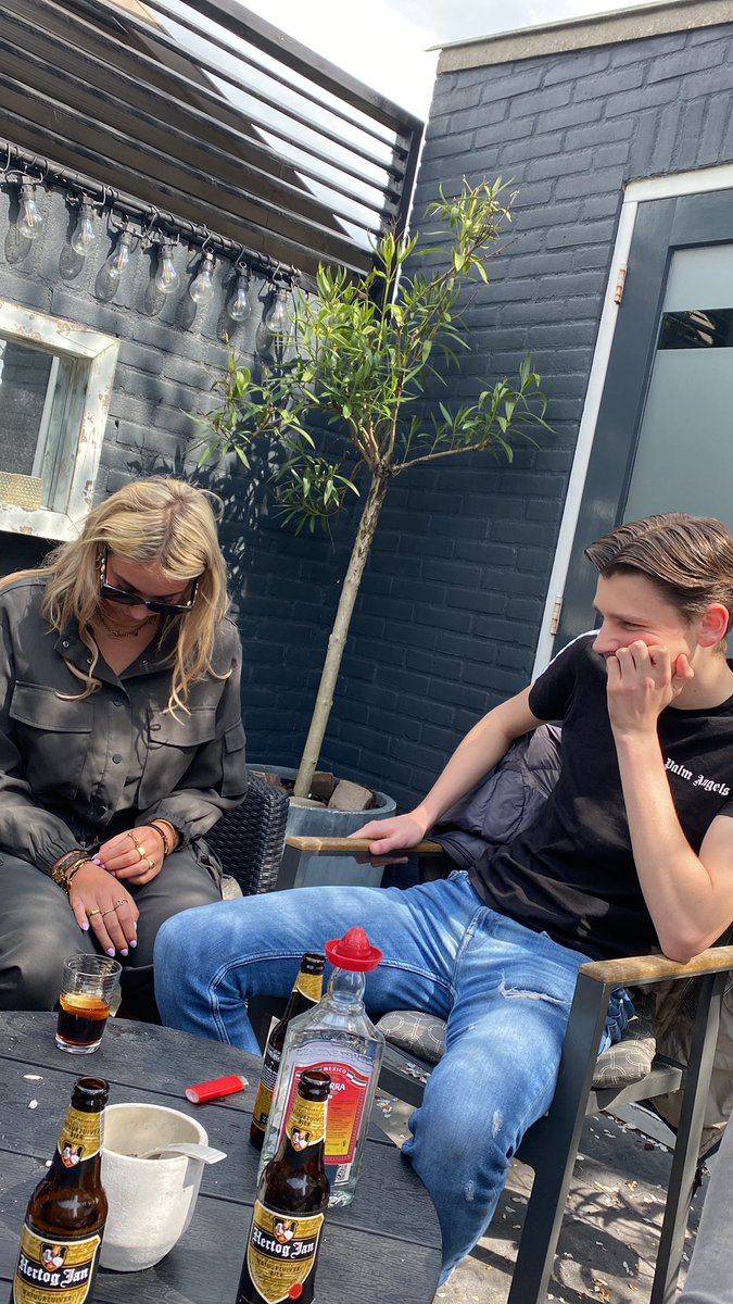 herma_steunkous's tweet photo. Vandaag borrelen bij mijn kleinkinderen, Vanochtend met ans naar de hans anders gewist want da kreng was op haar bril gaan zitten mee dr dikke kont 👌🏻🤪#dommeans #kleinkids #hansanders https://t.co/B81vWRiFyj