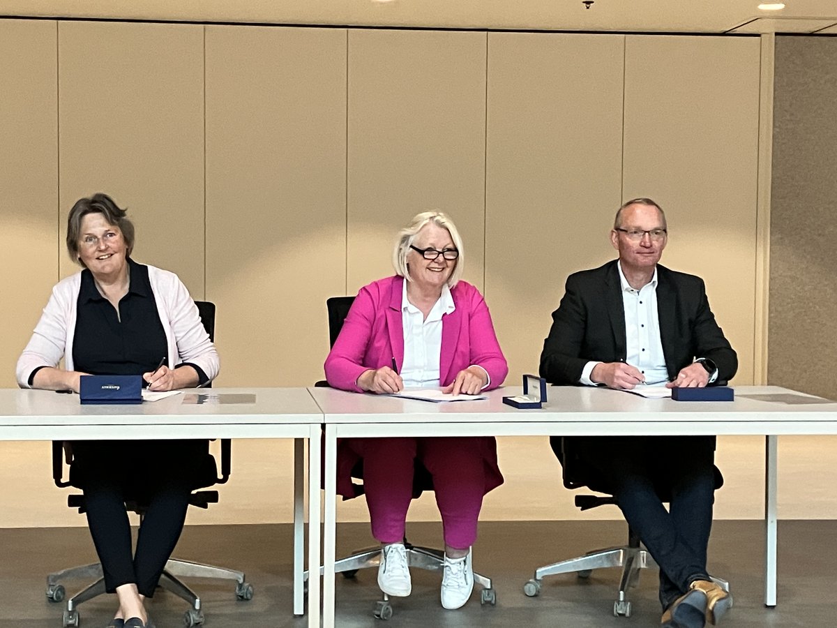 De Tirrel is vrijdag 12 mei opgeleverd! Bertil Poelman, directeur van Rottinghuis Aannemingsbedrijf uit Groningen, droeg het prachtige gebouw in Winsum over aan opdrachtgevers gemeente Het Hogeland en Stichting De Hoven. detirrel.nl/nieuws/de-tirr…