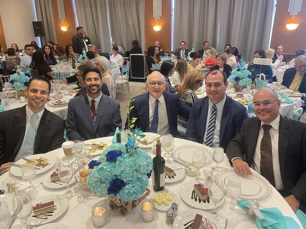 innovateshealth's tweet photo. We have the opportunity with each community event to bring faculty together in new ways. Here we have breast oncology, plastics, lymphoma and leukemia experts celebrating 👏🏽👏🏽 @DrSDNimer receive the Claude Pepper Healthcare Innovation award by @UnitedHomeCare1. Let's innovate! https://t.co/2rMww8oHV3
