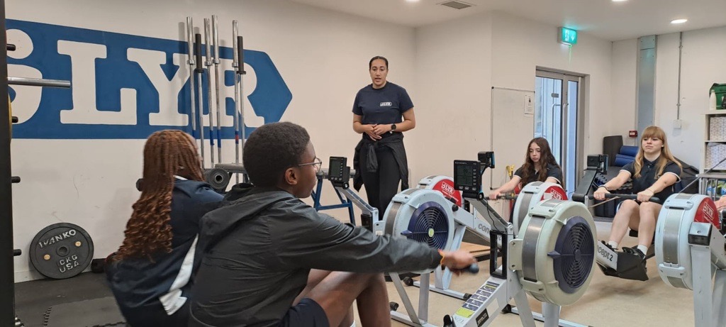 Yesterday @baconscollege came down to @YourRoyalDocks for their first session! Getting to grips with basics in the pod and the tank and learning how to work together! #teamwork #ActiveRow #SEND #rowingtank #gymwork