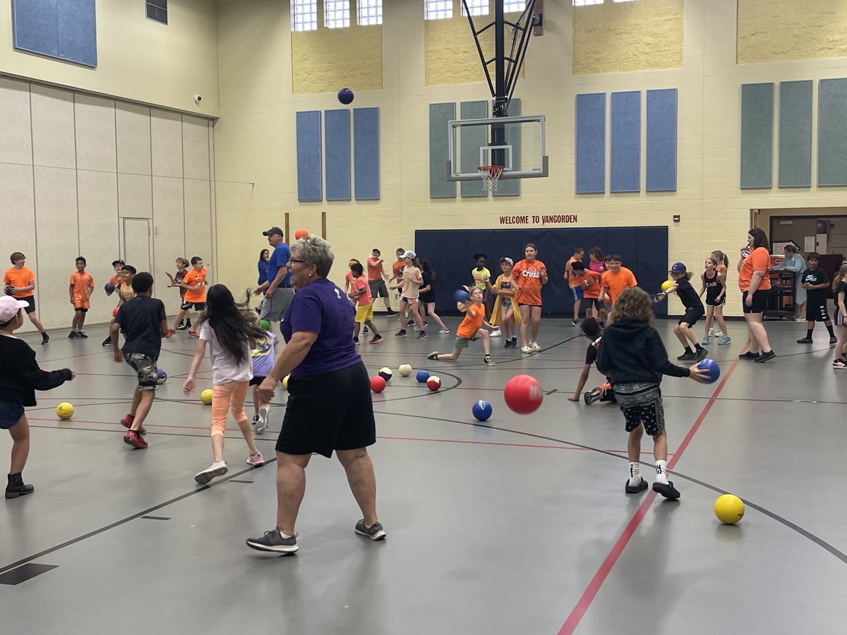 It’s the “Battle of the Barnes”! Dodgeball between mom and daughter classes. Who will win Mrs. Barnes’s class or Ms. Barnes’s class? ⁦<a href="/VgEagles/">VGEagles</a>⁩