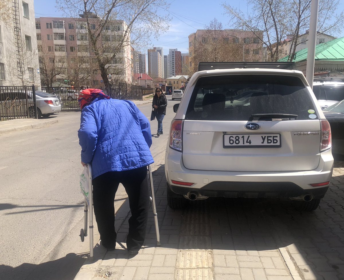 өндөр настан, нялх үрс, жирэмсэн эхчүүд,  хүүхэд, хөгжлийн бэрхшээлтэй иргэддээ ээлгүй аз жаргалтай Улаанбаатар! 

Энэ настай эмээ явган хүний зам дээр тавьсан машины хажуугаар алхуулагчтайгаа зөрж чадалгүй хэсэг зогсоод автозам руу аяархан буугаад цааш явсан юм.