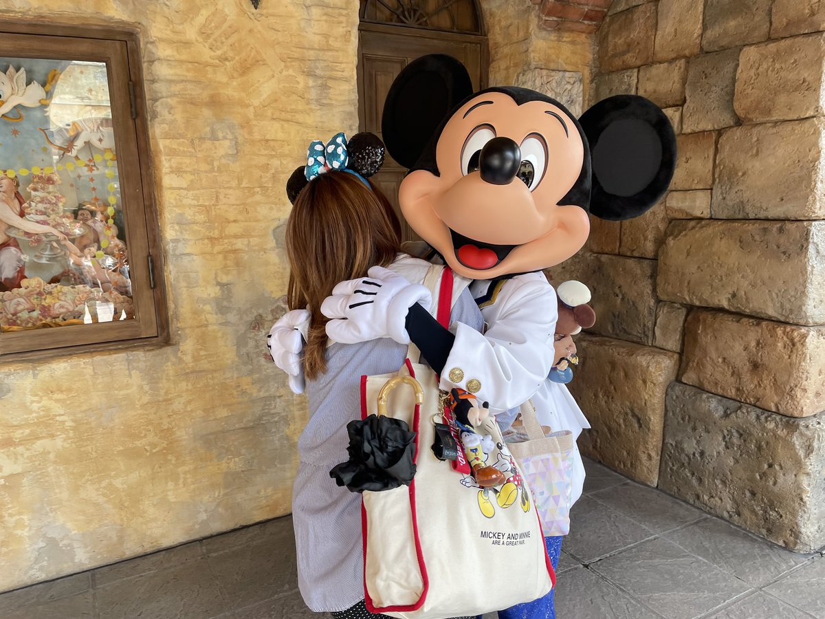 mhys018's tweet photo. ここからはハグができる世界線がきっと当たり前になっていくんだろうけど。
今日という日を私は絶対忘れたくない。
戻ってきてくれてありがとう。
ディズニー好き続けててよかった。
これからもずーっと大好きです。 https://t.co/MsV3GRBzF3