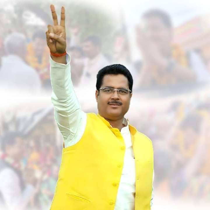 ये समाजवादी हैं सत्ता नही हैं तो क्या हुआ रुतबा वही हैं...💪
जब बात इज्जत पे आ जाएगी तो बर्दाश्त नहीं होगा।

इंक़लाब ज़िंदाबाद

<a href="/samajwadiparty/">Samajwadi Party</a> <a href="/yadavakhilesh/">Akhilesh Yadav</a> <a href="/shivpalsinghyad/">Shivpal Singh Yadav</a> <a href="/rpsmlagauriganj/">Rakesh Pratap Singh</a>