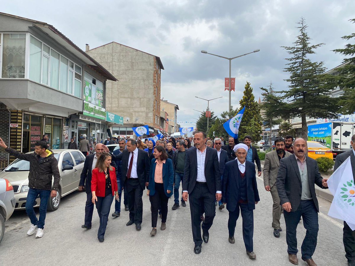 dempartibedlis's tweet photo. Direnişimiz, mücadelemiz, azmimiz, kararlılığımız ve enerjimizle değiştireceğiz. #TekYolYeşilSol https://t.co/pOENj5Uwr0