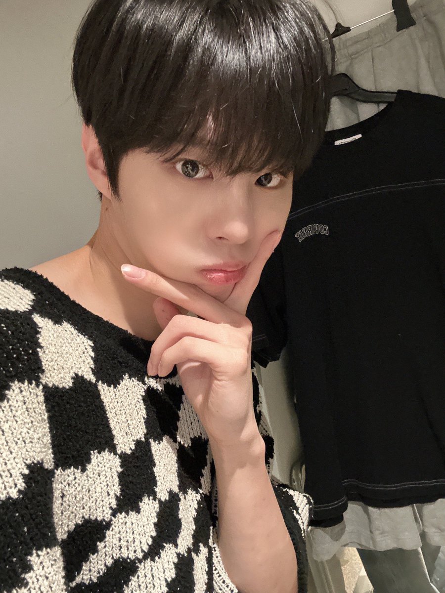 KWS_official_'s tweet photo. 우석이와 함께해서 행복한 금요일 🫶🏻
한 주도 고생한 냐냐들 즐거운 주말 보내세요 💖

#KIMWOOSEOK #김우석 #Blank_Page #Dawn https://t.co/fWnAklKkJd