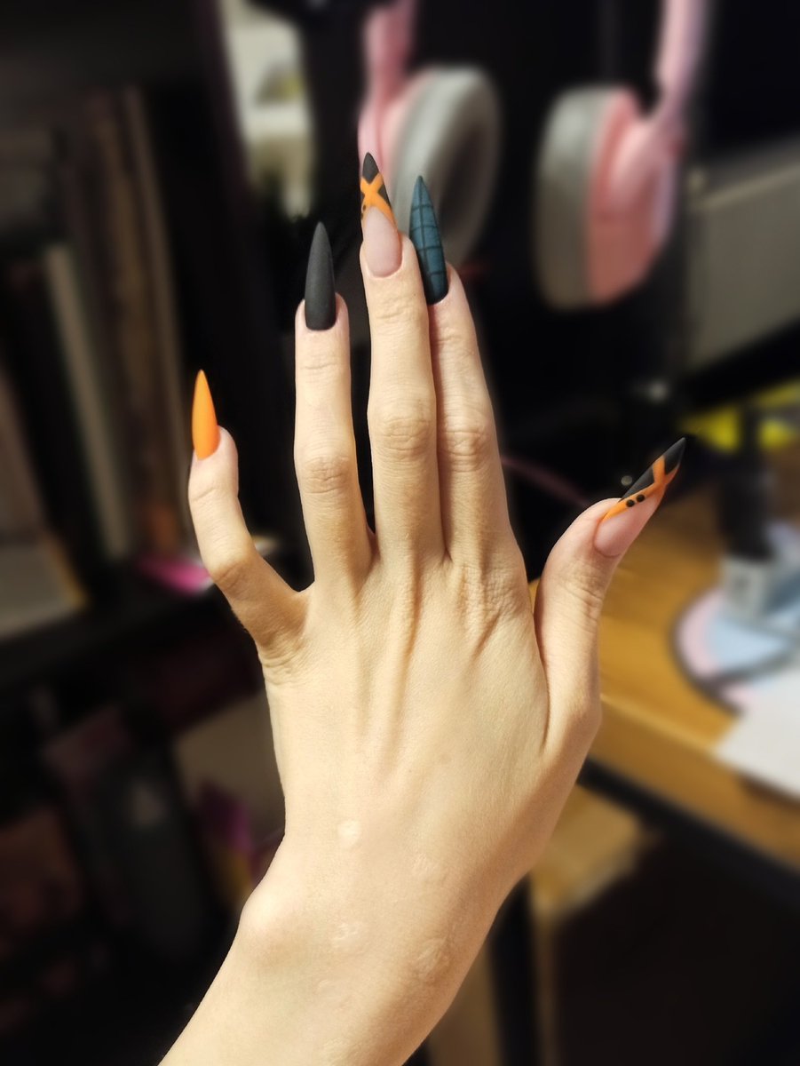 Azuratyan1's tweet photo. Finished my nails 👄💅 https://t.co/aWdjk4iDpS
