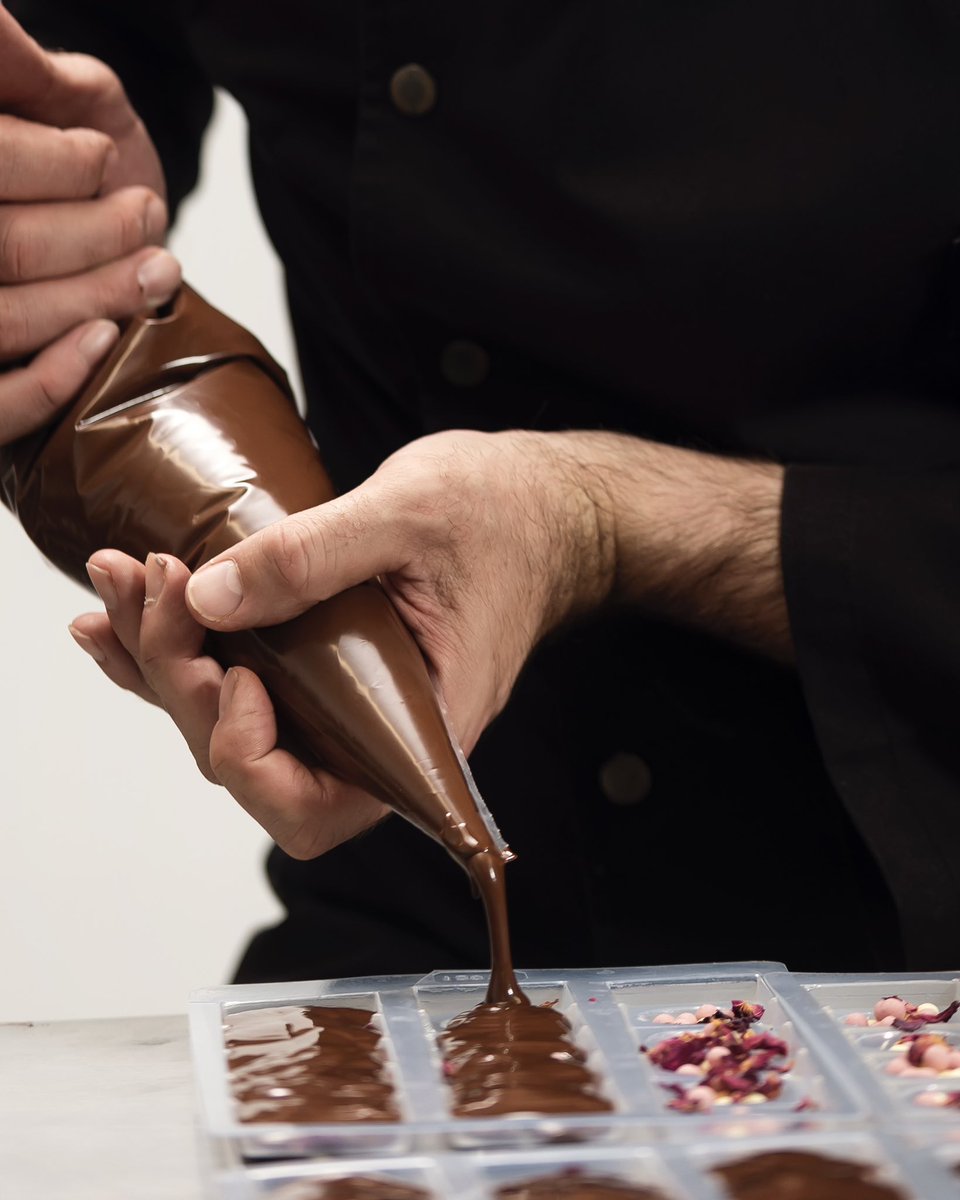 miandcu's tweet photo. És una gran sort poder treballar envoltats d'allò que més ens agrada: la #xocolata🍫.

✨Què és el que més t'agrada a tu?

https://t.co/SBXyVCGhsq https://t.co/BZXpBFO1qH