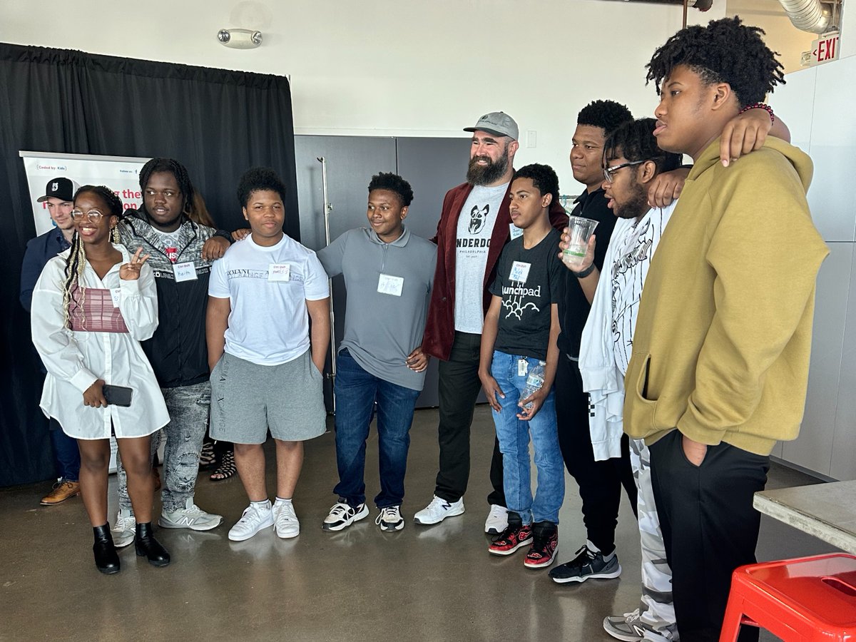 _codedby's tweet image. We want to give a big thank you to @JasonKelce for coming to the #CtrlShiftCBK competition finals last week, inspiring our students and continuing to support tech education with the @BePhillyFndtn!
#CodedByKids #CodingCompetition #TechEducation #EquityInTech #PhillyTech