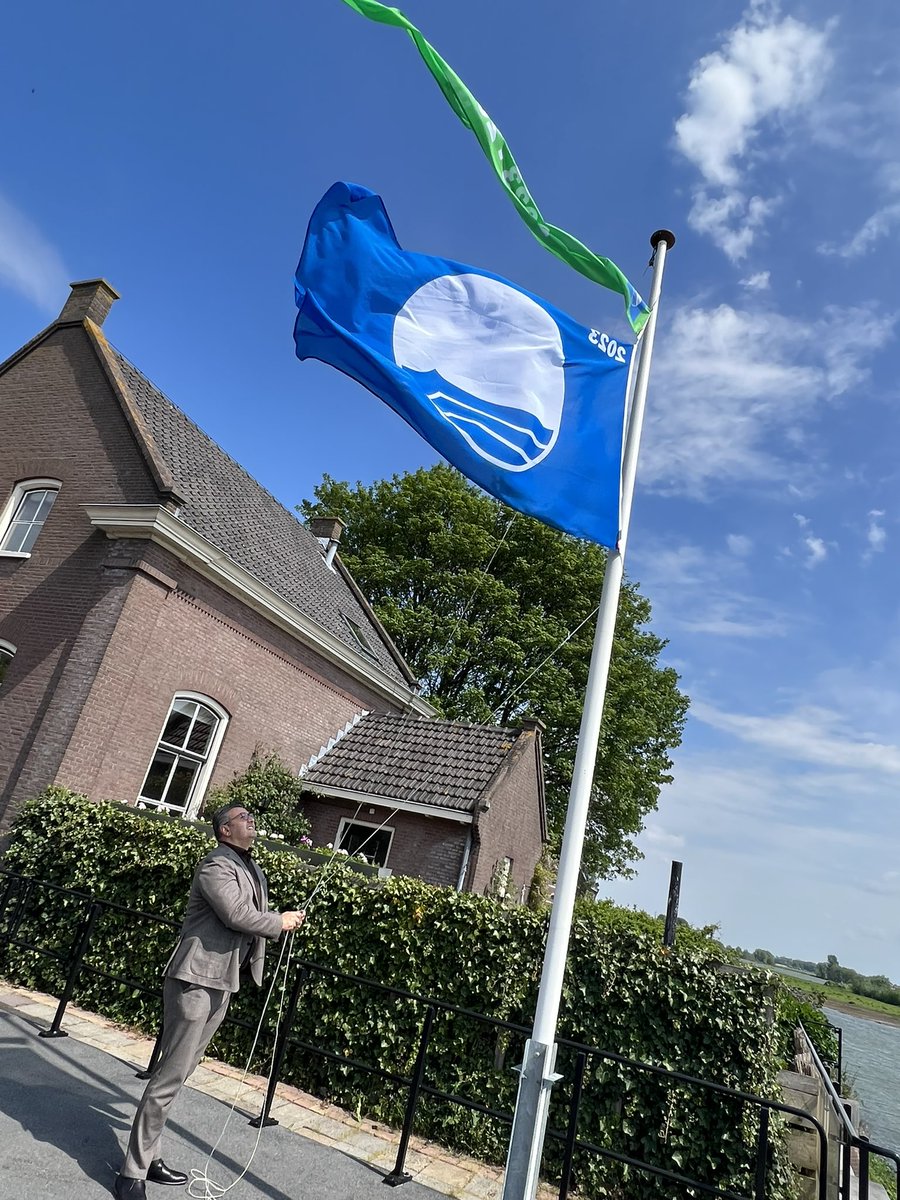 Vol verwachting klopte ons hart, maar ze zijn weer binnen….de Blauwe Vlag en Groene Wimpel voor de Lingehaven. Wethouder Fatih Polatli heeft ze vrijdagmiddag in de mast gehesen. Trots!