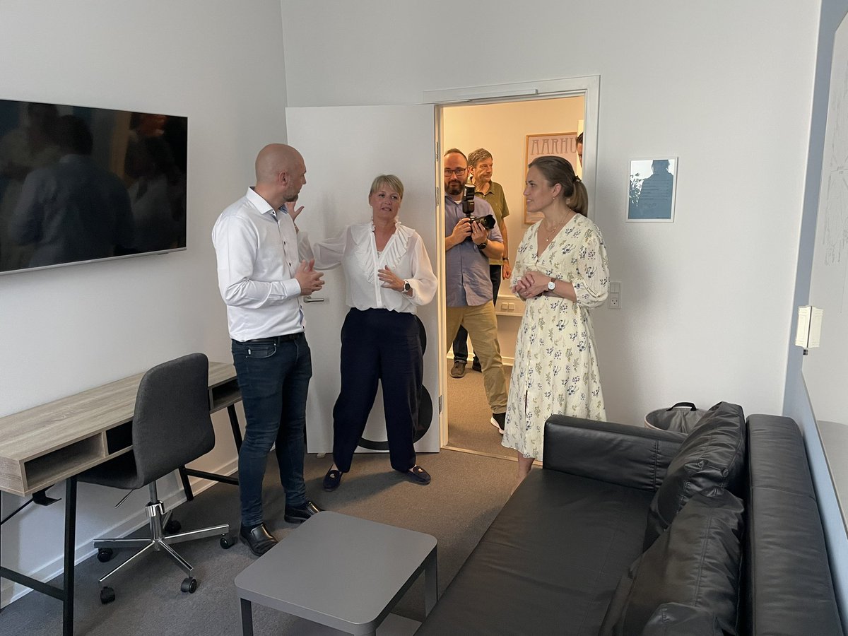 Ligeministeriet's tweet photo. Ligestillingsminister @marie_bjerre deltog i dag i åbningen af Mandecentrets nye lokaler i København.

Her kan mænd - og deres børn - bo midlertidigt og få hjælp til at komme på benene igen efter fx partnervold eller en svær skilsmisse 💔

#dksocial #dkpol #levudenvold https://t.co/rzsQUxEBlA