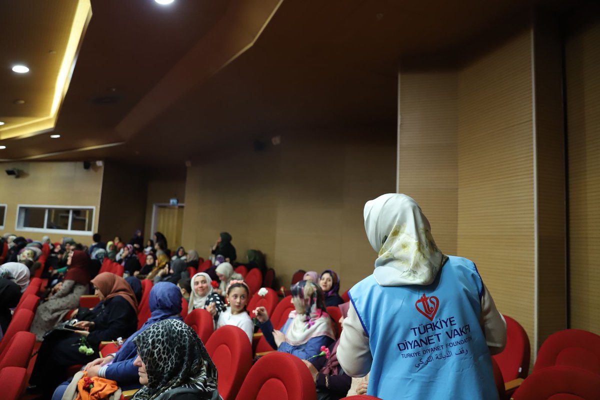 DiyanetVakfi's tweet photo. İstanbul Sarıyer Müftülüğü ve Vakfımız Şubesi iş birliğinde Engelli Haftası ve Anneler Günü münasebetiyle düzenlediğimiz programda engelli kardeşlerimiz ve annelerimizle bir araya geldik. 

#AnnelerGünü
#EngellilerHaftası https://t.co/20nhkqh3Vl