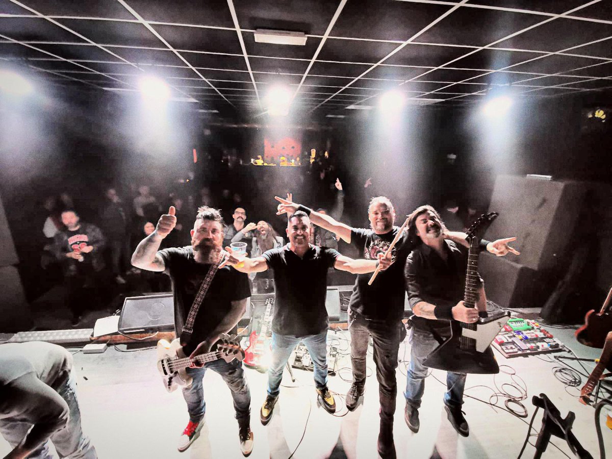 supernaughtyband tweet media