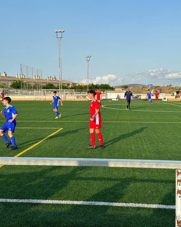 ce_sineu's tweet photo. En Vicente, del nostre infantil, va entrenar ahir amb la selecció sub-14 ⚽️❤️

Enhorabona i a seguir així, Vicente! 👏🏼💪🏽🤩

#JoSocDelSineu https://t.co/fiOcnBpmXm