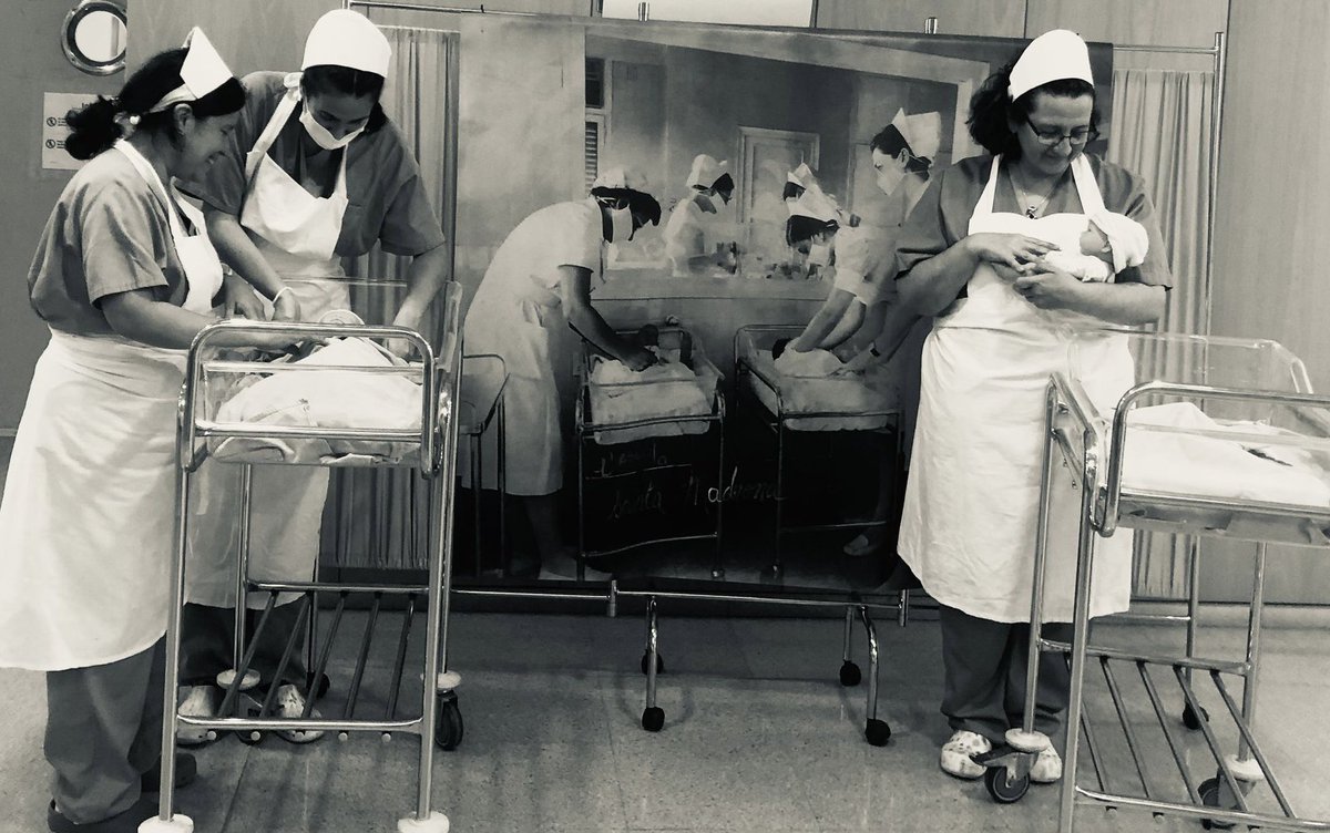 CanalisBea's tweet photo. Felicitats companys i companyes!#somcsi #Consorcicsi #nursescsi Gran exposició de la infermera i llevadora al cinema. Photocall vintage. https://t.co/2YZk3Opppw