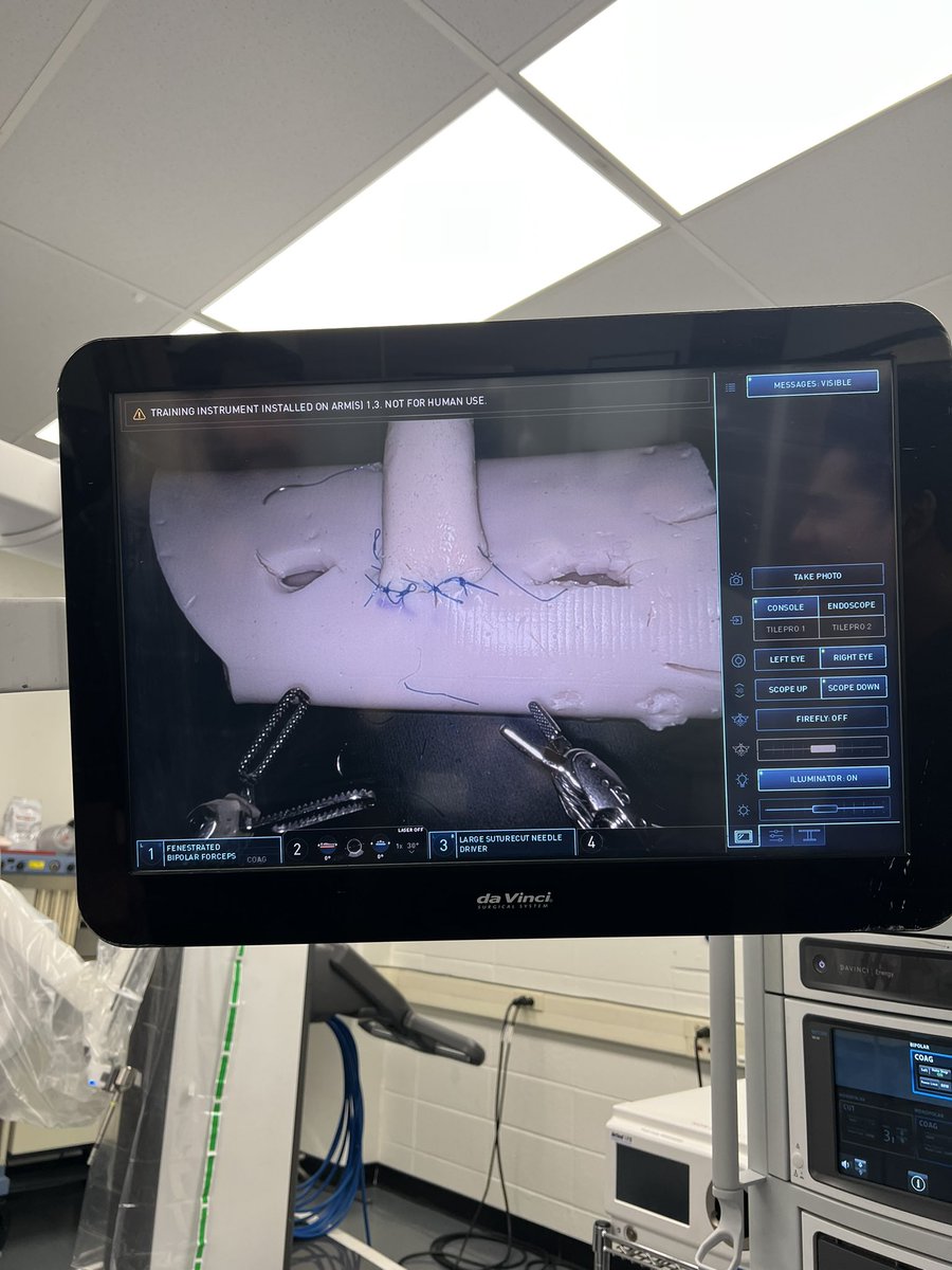 AMVillanoMD's tweet photo. Sim time = safe operations! Another super fun 🤖 lab with our @FoxChaseCancer fellows practicing basic #HPB techniques! No 🐷 gallbladder left behind and no leaks 😁
@FoxChaseSurgOnc https://t.co/WLmMpR7Lhg