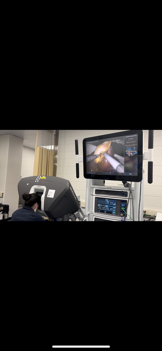 AMVillanoMD's tweet photo. Sim time = safe operations! Another super fun 🤖 lab with our @FoxChaseCancer fellows practicing basic #HPB techniques! No 🐷 gallbladder left behind and no leaks 😁
@FoxChaseSurgOnc https://t.co/WLmMpR7Lhg