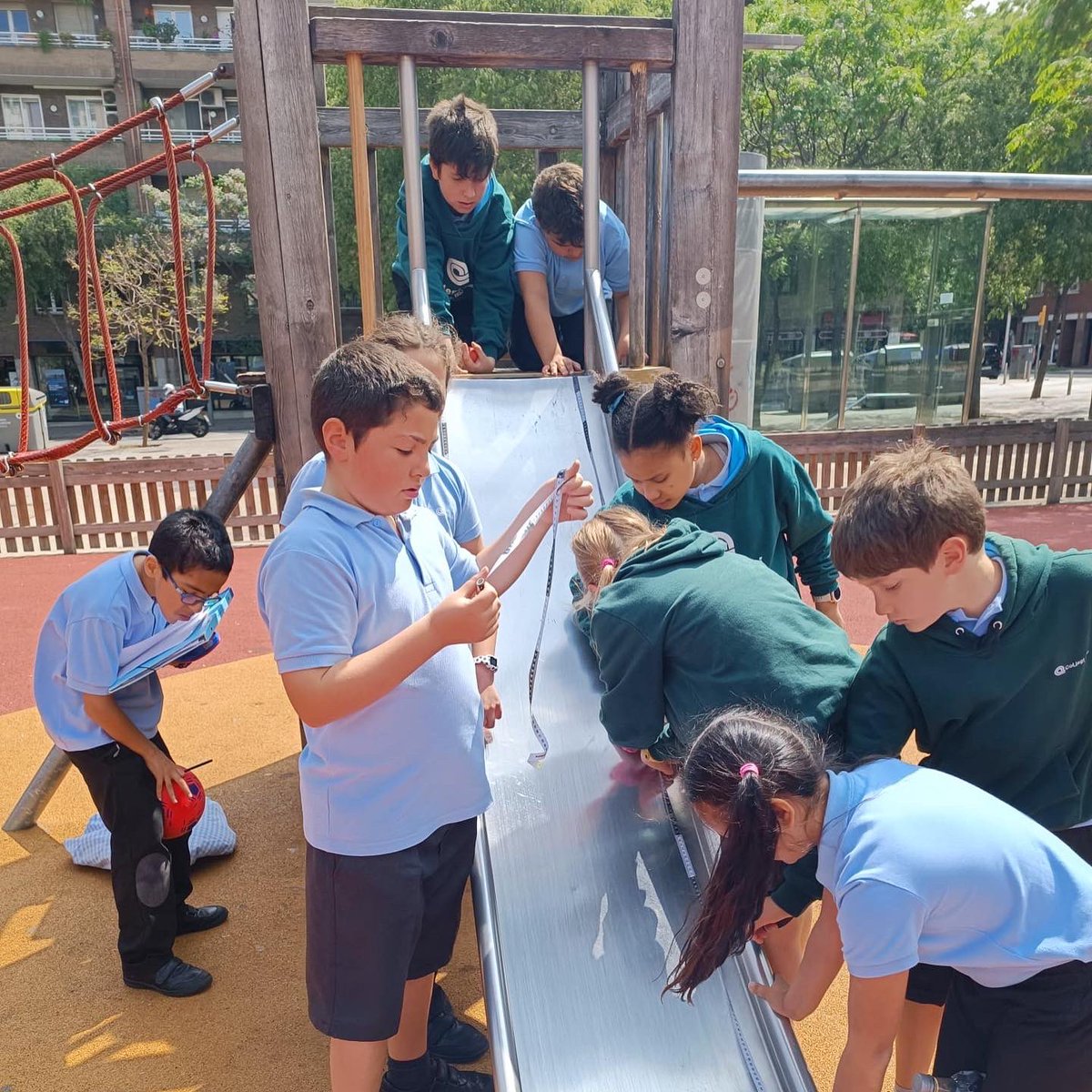 Colecami's tweet photo. Els alumnes de 4t de primària estan fent un projecte sobre plans inclinats mitjançant el mètode científic. Així que per dur-lo a terme, hem sortit al voltant de l'escola per comprovar les nostres hipòtesis i aclarir continguts📐
#colecami #somcami #metodecientific #barcelona https://t.co/3jFUHVBi1V