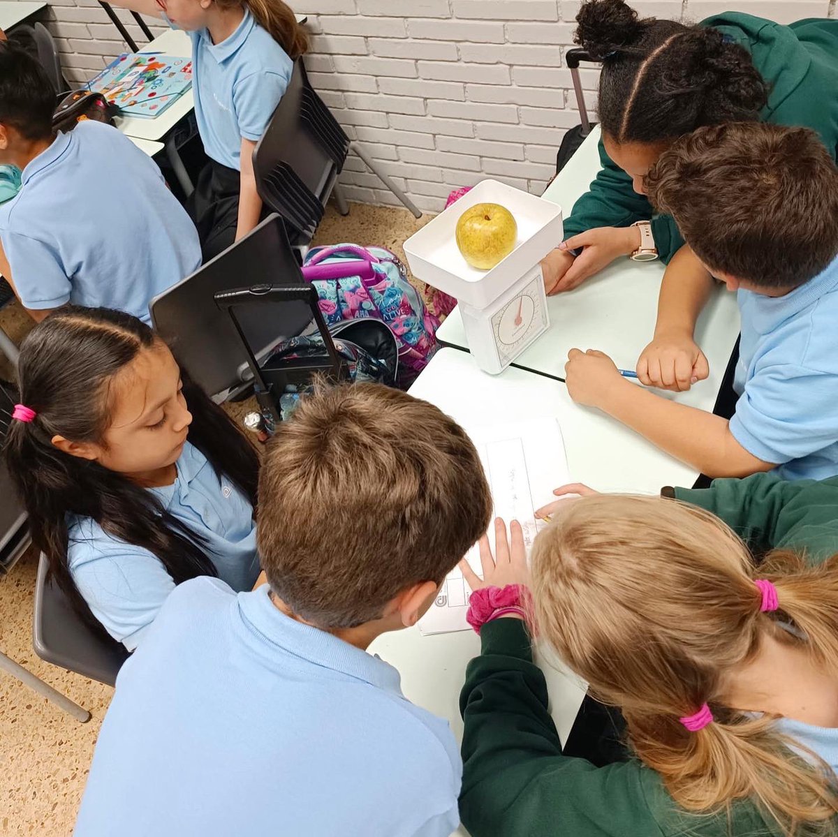 Colecami's tweet photo. Els alumnes de 4t de primària estan fent un projecte sobre plans inclinats mitjançant el mètode científic. Així que per dur-lo a terme, hem sortit al voltant de l'escola per comprovar les nostres hipòtesis i aclarir continguts📐
#colecami #somcami #metodecientific #barcelona https://t.co/3jFUHVBi1V