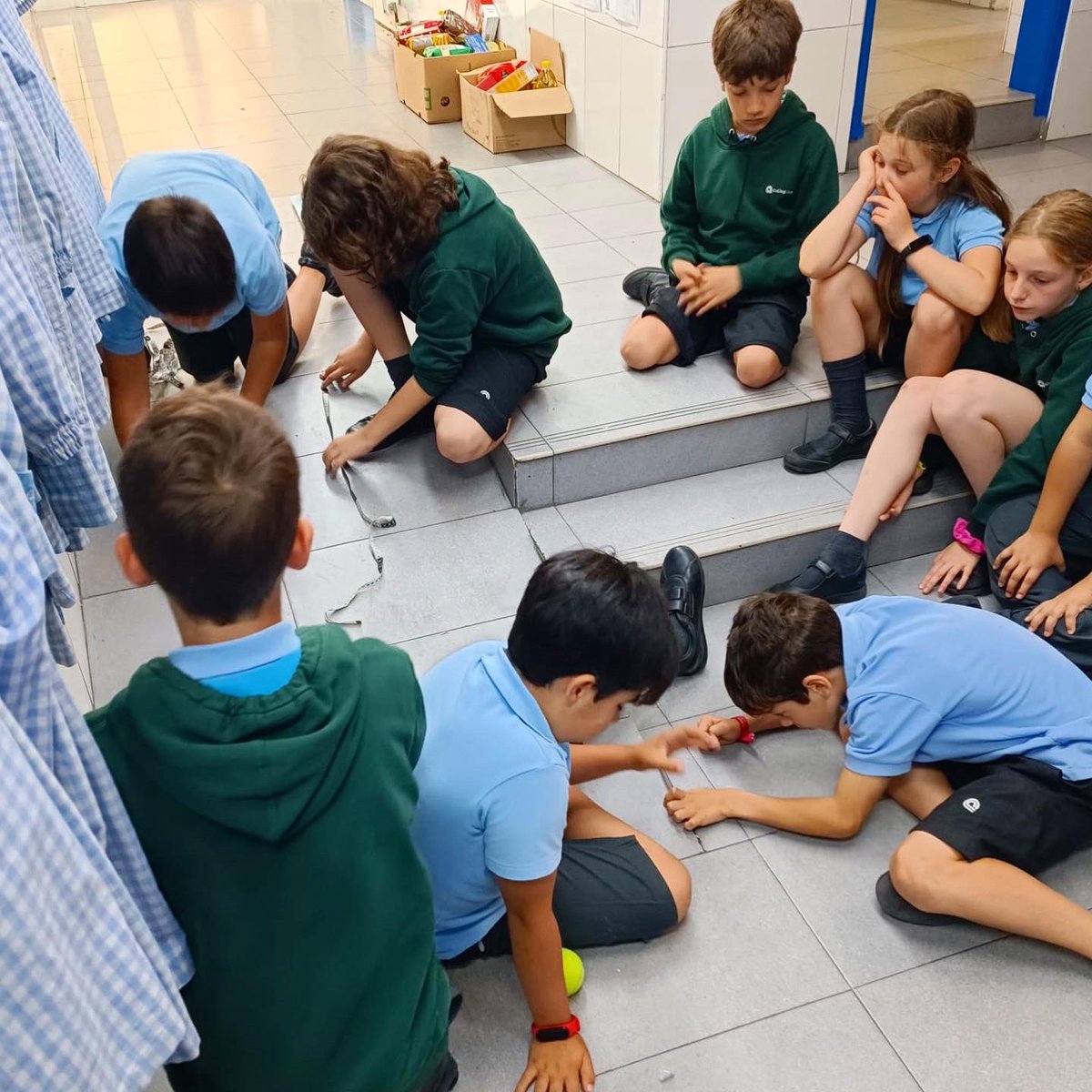 Colecami's tweet photo. Els alumnes de 4t de primària estan fent un projecte sobre plans inclinats mitjançant el mètode científic. Així que per dur-lo a terme, hem sortit al voltant de l'escola per comprovar les nostres hipòtesis i aclarir continguts📐
#colecami #somcami #metodecientific #barcelona https://t.co/3jFUHVBi1V