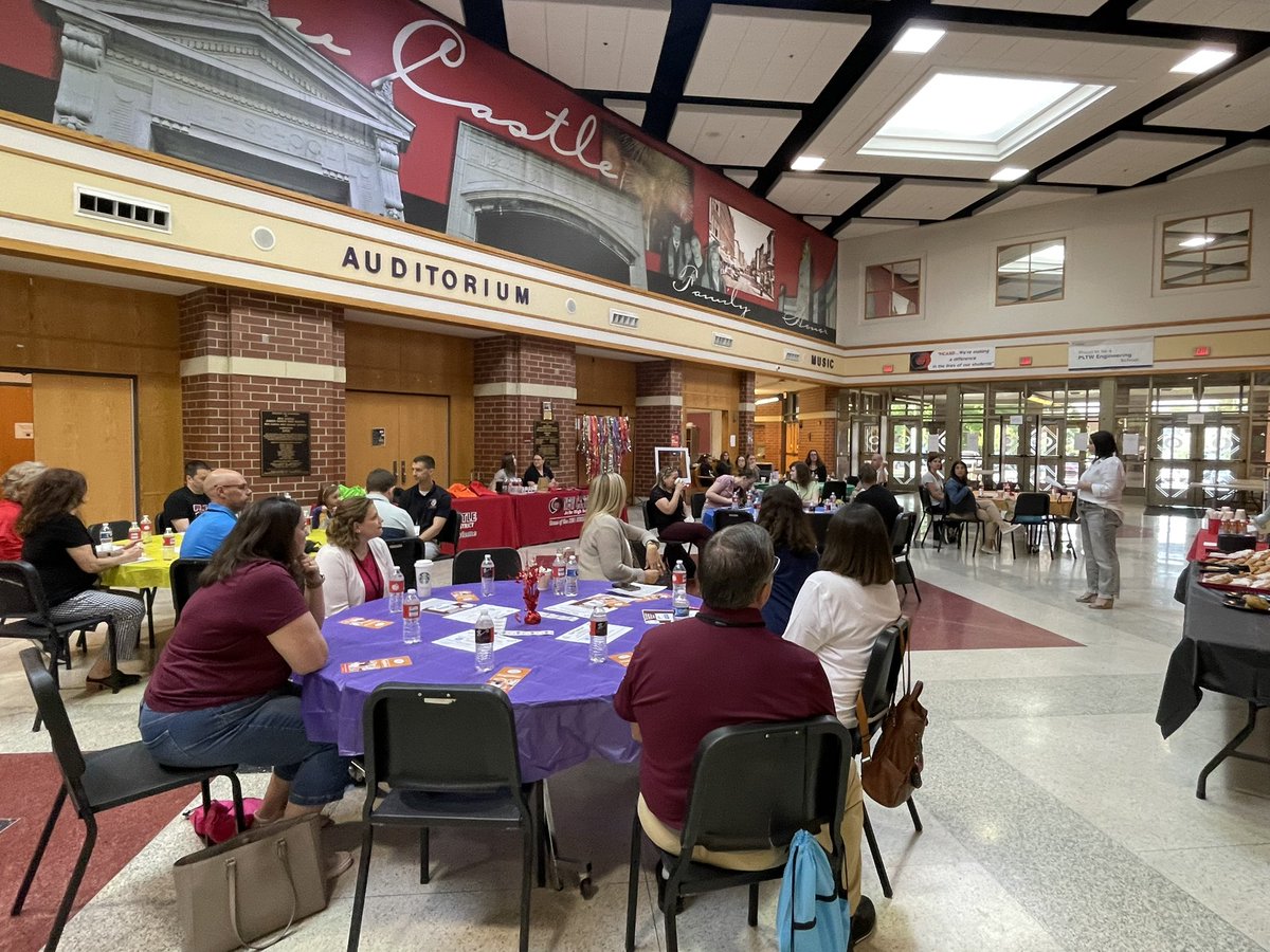 Emilycaryn's tweet image. Happening Now: @RemakeDays teacher  STEAM PD event happening at @NewCastleAreaSD in partnership with @mattsmakerspace teachers learn how to implement maker learning and steam into their classrooms. 
#remakelearning #remakedaysswpa