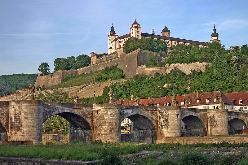 🗣️Have you check the social events of #IVA23?

🏰On the first day, the Conference Reception will happen in the historic town hall of Würzburg, the major himself is inviting.

🍷Afterwards, we recommend a glass of wine on the “Alte Mainbrücke”, an historic bridge across the Main.
