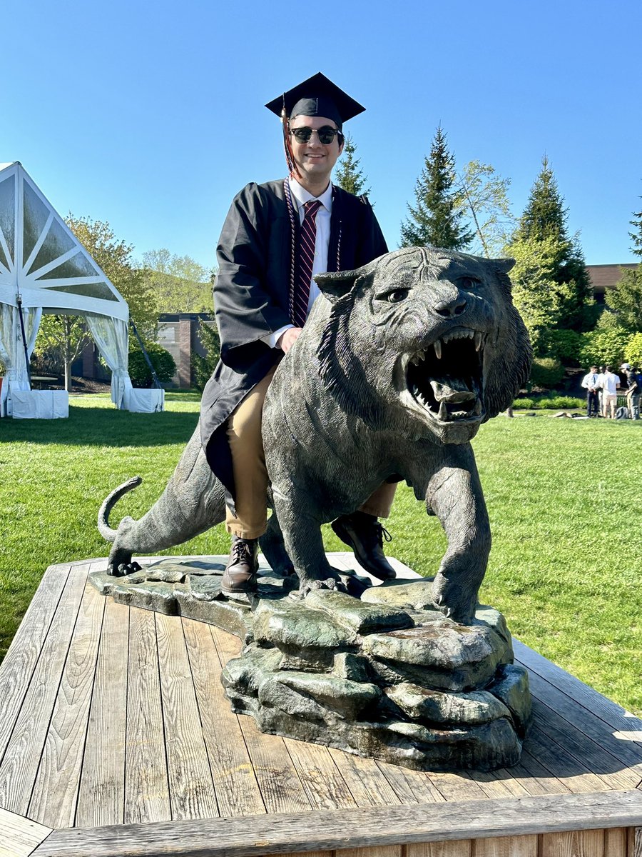 KayRusse11's tweet photo. Congrats Jonathan!!! We are so proud of you!!! #RITGRAD https://t.co/wBX4ULWJ5U