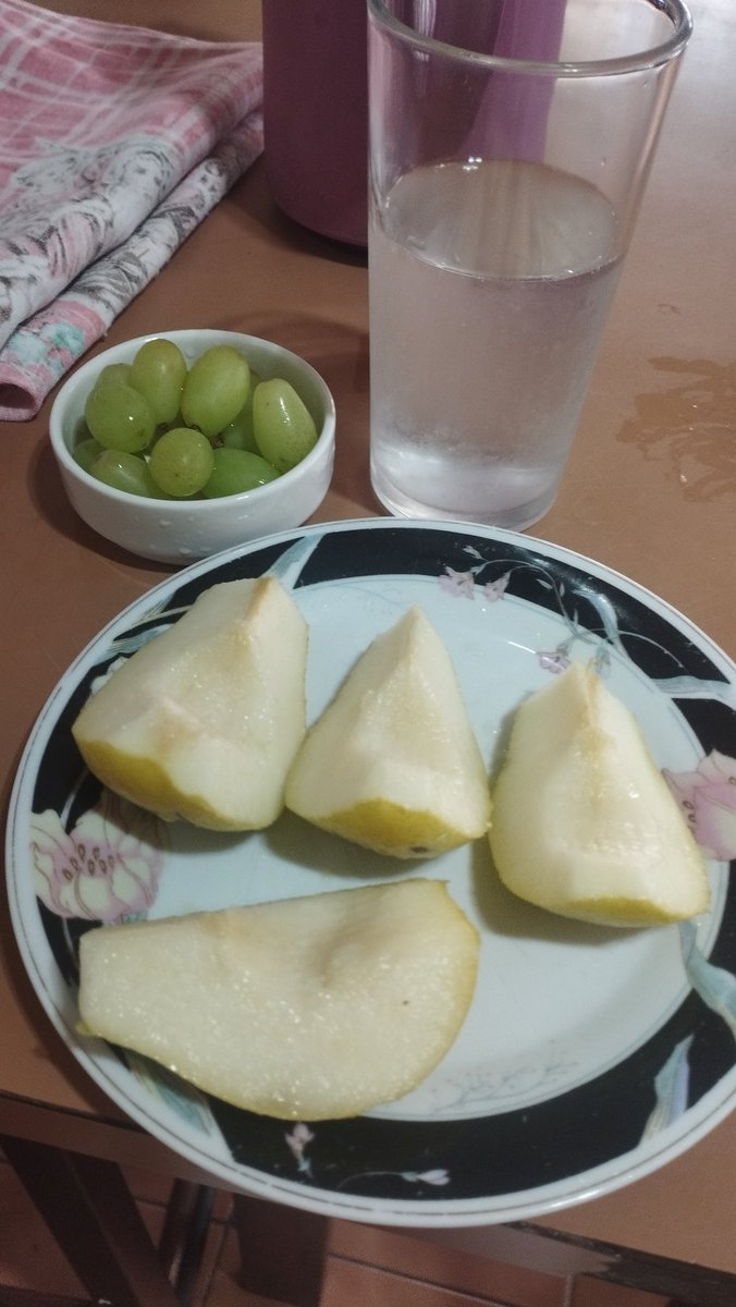 desgracamento's tweet photo. café da manhã saudável (água de coco ali https://t.co/swVuJRtevc