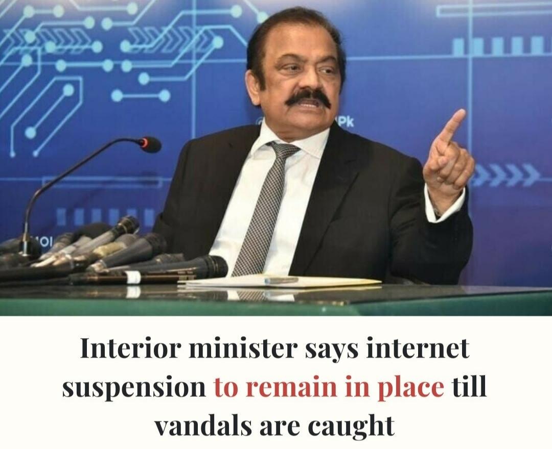 BalochKehkashan's tweet photo. Is dakku sy zara koi internet ki spelling to pochay. Ajeeb pagal log haen inka bs chaly to hmen stone age mein pohancha daen. Mulk k logon ka itna loss ho rha hy kyon k in jesy jahil ministry mein bethy haen.
#RestoreInternetNOW
#InternetShutDown https://t.co/RcttX775lF
