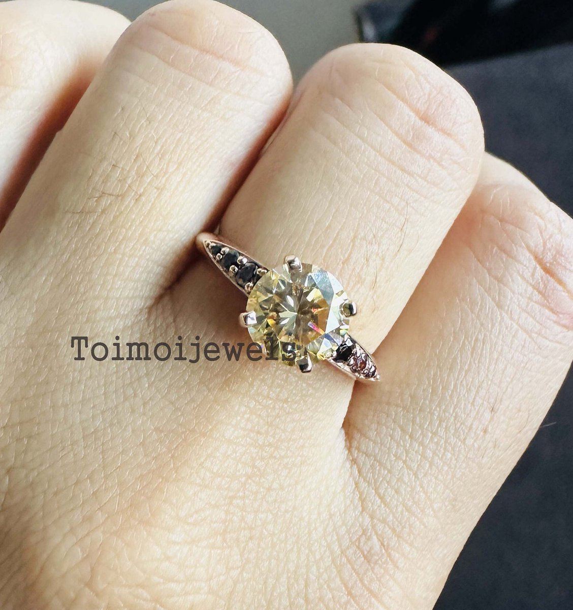 Mdkgems93's tweet image. Excited to share the latest addition to my #etsy shop: Brown Moissanite Ring, 7.5mm Round Cut Moissanite Engagement Ring, 14k Yellow Gold  etsy.me/42Gf6yu #roundcutring #browndiamondring #brownmoissanite #engagementring #weddingring #moissanitering #roundcut