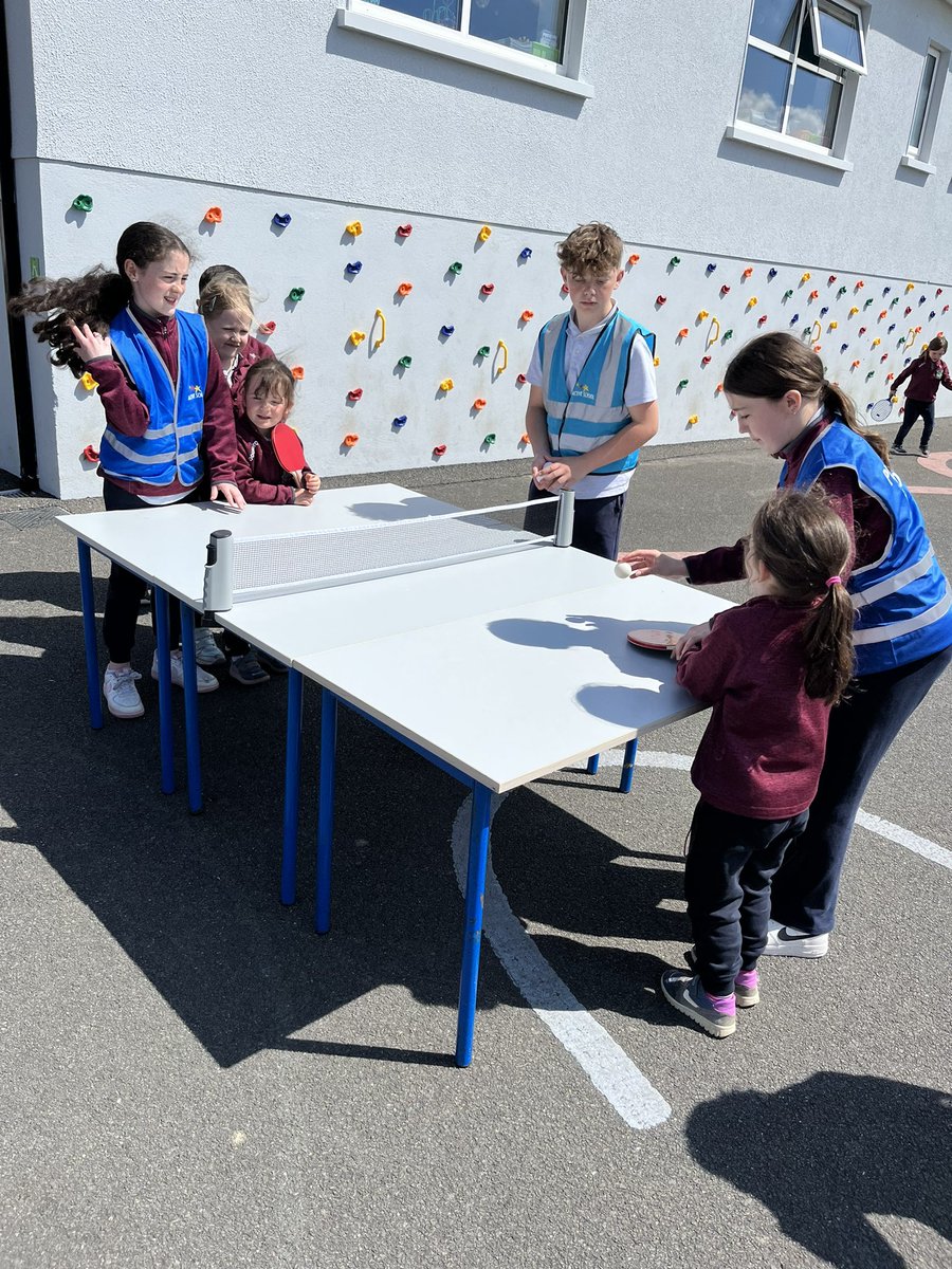 MsLSinnottBNS's tweet photo. The☀️ finally shined down on us here in @BallaghkeeneNS for our @ActiveFlag #feelgoodfriday of Table Tennis 🏓 🎾 takeover! All the children loved it and even some “big kids” too 😉 @SportActiveWex https://t.co/MXIL6v3szB