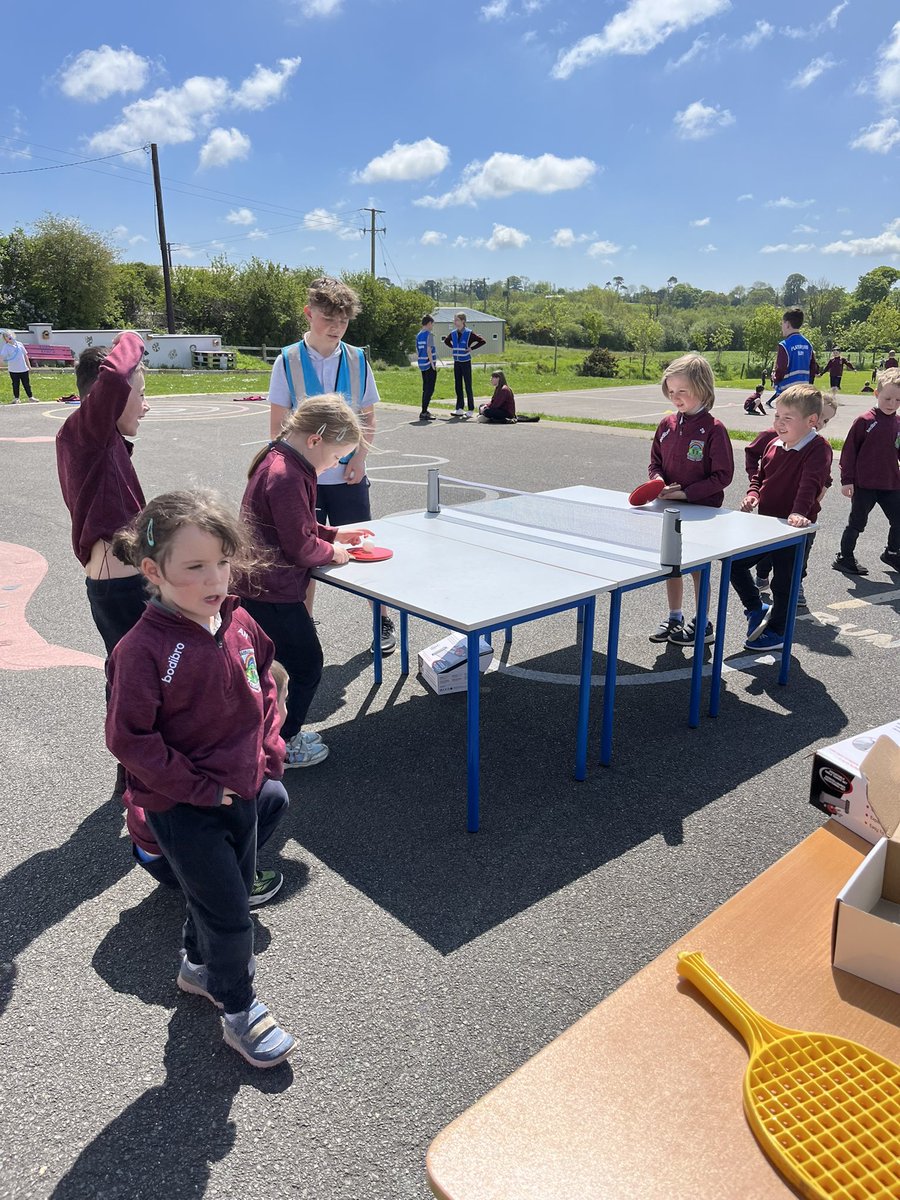 MsLSinnottBNS's tweet photo. The☀️ finally shined down on us here in @BallaghkeeneNS for our @ActiveFlag #feelgoodfriday of Table Tennis 🏓 🎾 takeover! All the children loved it and even some “big kids” too 😉 @SportActiveWex https://t.co/MXIL6v3szB