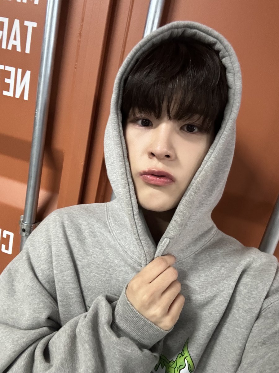 XODIAC_MEMBERS's tweet photo. [#규민] 

후드 이제는 놓아줘야겠지…?🥹

#XODIAC #소디엑 #GYUMIN #규민 https://t.co/AVa5auFbgO