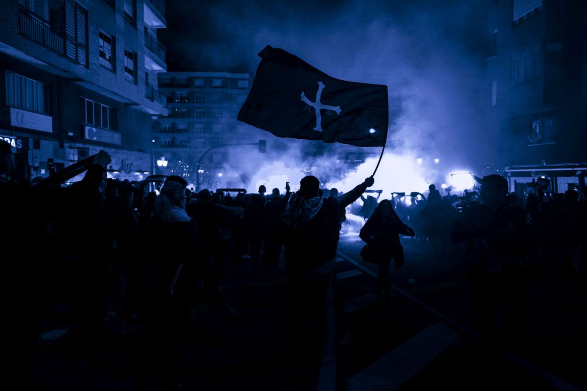 RealOviedo's tweet photo. 🔥 No nos hables de cielo, si ya hemos bajado al infierno y lo hemos pintado de azul 💙

#RealOviedo 🔵⚪ https://t.co/Co8kD4j25v