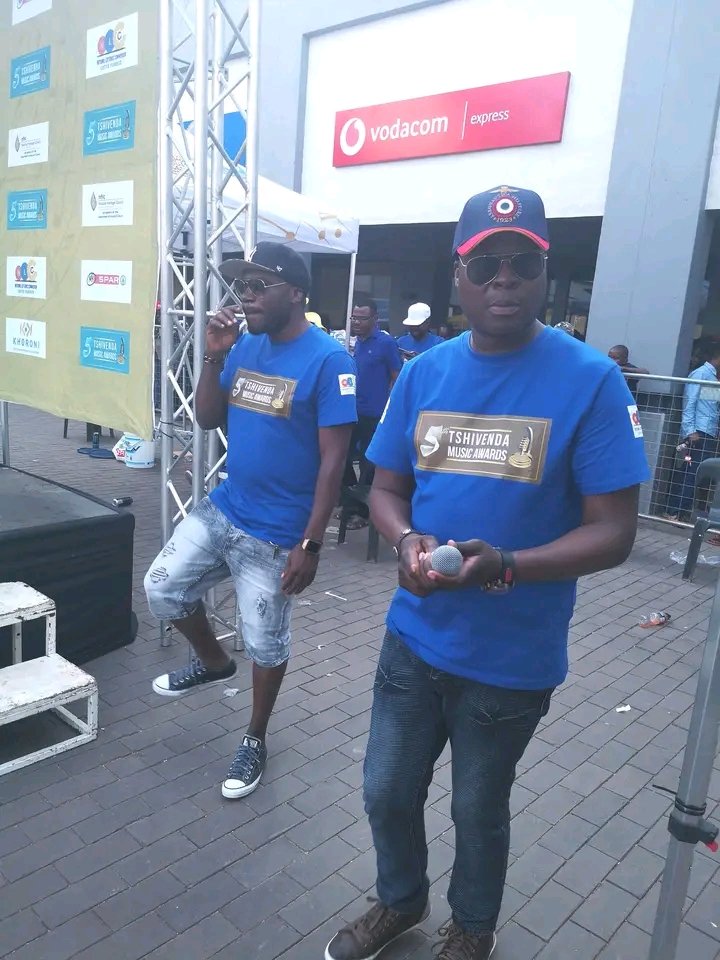 deep_renzo's tweet photo. Dziaorowa 326pm na @Ticoliphadzi na @shandu_vele Dj Shhh na Mubveledzi @Rendys123 Musumbuluwo u swika Lavhutanu kha @Phalaphala FM : Ri Na NWI Misi yothe
#TGIF #Azisheeeeeeeee #Muvango ek se Bhingi SA 🎵🎼🎶📻🎙️🎧🔥🔥🔥💃🏿💃🏿💃🏿🕺🏿🕺🏿🕺🏿 https://t.co/JrAWTGb6WG