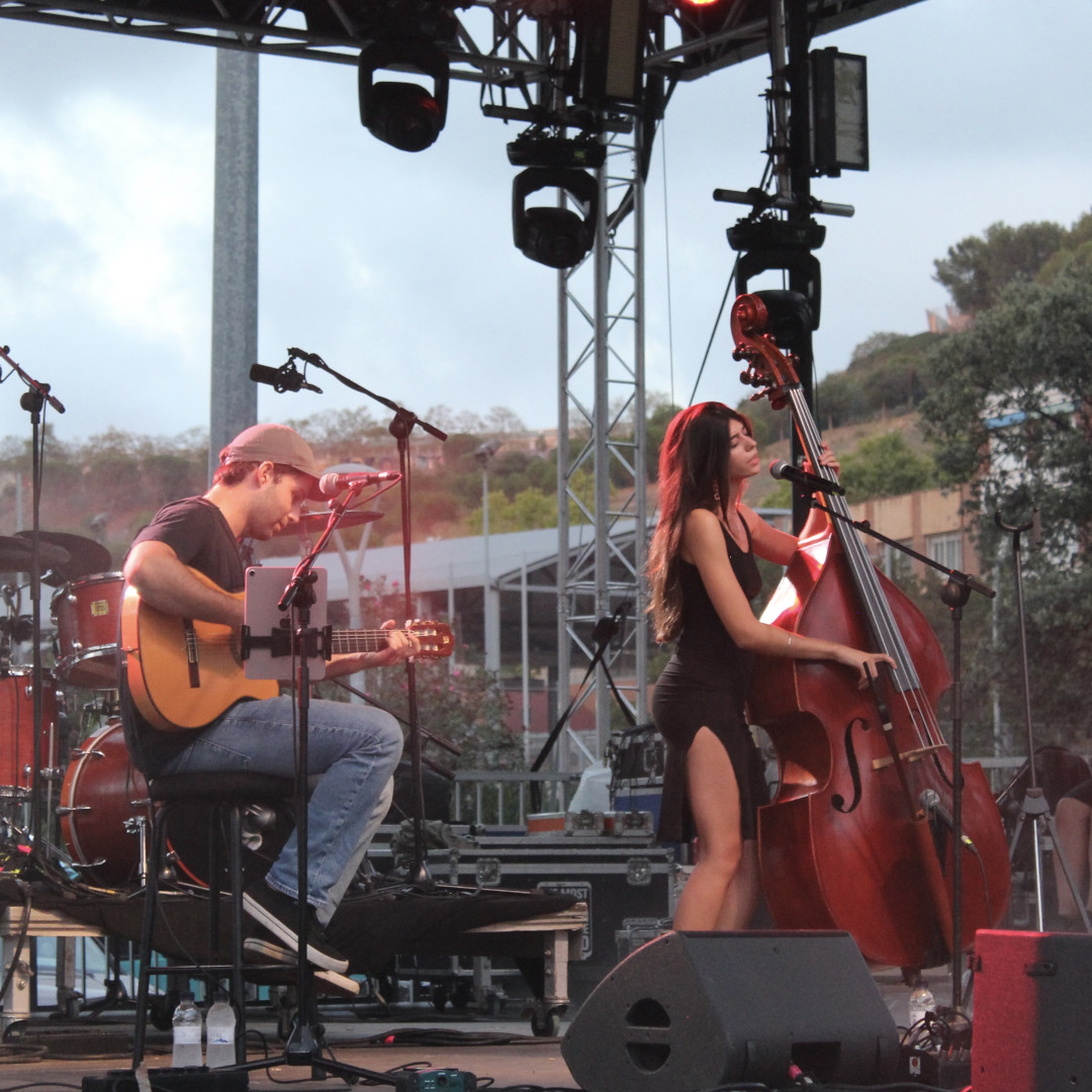 PAULA PIÑERO DUO
Div 26 de maig  18.30h

Música en viu amb influències de la música clàssica, el pop, la música de cantautor i el jazz. 
La visió d'una dona contrabaixista dins d'aquesta societat.

#musicaenviu #contrabaixos #contrabaixista #jazz #musicapop #musicaclassica