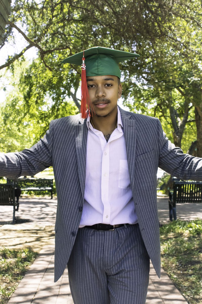 ArmandoBarry6's tweet photo. ALL GLORY TO GOD🥳

Armando Barry
B.A. in Broadcast Journalism
Friday, May 12 at Noon

Done with school forever!

#Classof2023 https://t.co/wH8ZB94Mkn