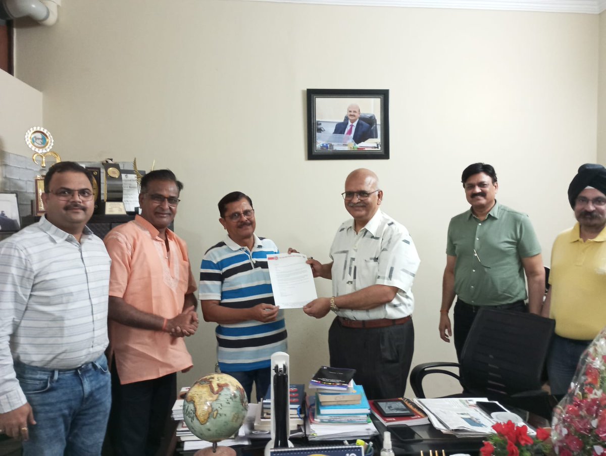 IndustriesSima's tweet photo. 12मई23 -  SIMA कार्यालय में बैठक मे कहाश -  एमएसएमई में फाइनेंसिंग व लाइसेंसिंग जैसी समस्याओं को सरकार के समक्ष रखते हुए दूर करवाना हमारा उद्देश्य है:एसोचेम यूपी के अध्यक्ष एलके झुनझुनवाला । औद्योगीकरण को बढ़ावा मिले इसके लिए संभव प्रयास करेगी सीमा संस्थाः शैलेंद्र श्रीवास्तव https://t.co/7O3N6FDlWk