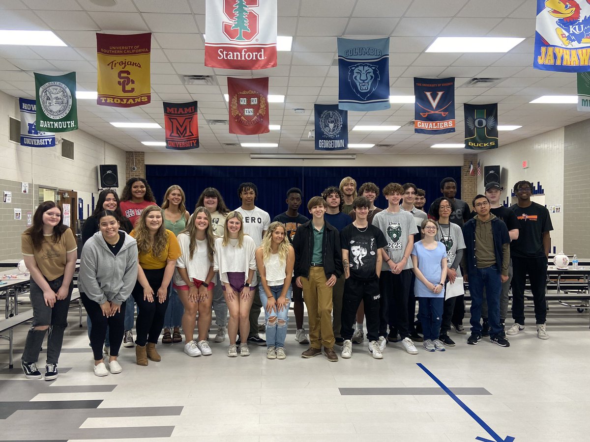 ccgreer28's tweet photo. They may be the @yaleroadrunners 6th grade class of 2017, but they are now the graduating senior class of 2023! We are so proud of you!! #risdbelieves #oncearoadrunneralwaysaroadrunner @bhsstem @RichardsonHS1 @kacage @Choat311 @IamBranum @RichardsonISD https://t.co/Ffrw5LDxkr