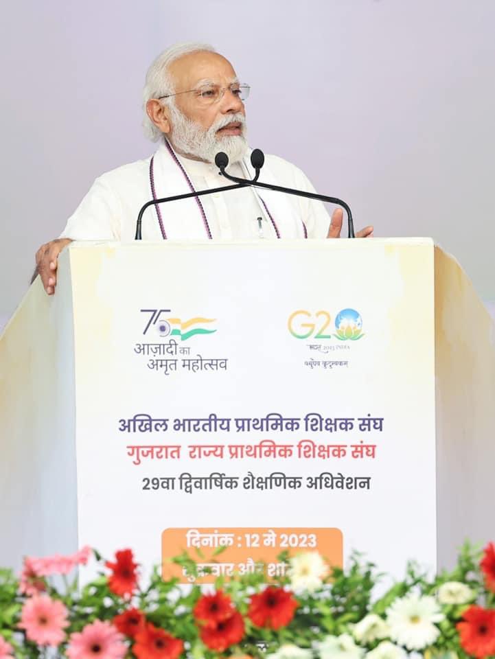 CRPaatil's tweet photo. ‘અમૃત આવાસોત્સવ’ અંતર્ગત ગાંધીનગર ખાતેથી માનનીય પ્રધાનમંત્રી શ્રી @narendramodi સાહેબે પ્રધાનમંત્રી આવાસ યોજના હેઠળ રાજ્યમાં 42,441 આવાસોના લોકાર્પણ, ખાતમુહૂર્ત અને ગૃહપ્રવેશ ઉપરાંત રૂ. 2452 કરોડના વિવિધ પ્રકલ્પોનું લોકાર્પણ-ખાતમુહૂર્ત કર્યું, એ પ્રસંગે ઉપસ્થિત રહેવાનું સૌભાગ્ય સાંપડ્યું. 

માનનીય પ્રધાનમંત્રી શ્રીએ લાભાર્થીઓને ઘરની ચાવી અર્પણ કરી, લાભાર્થીઓ સાથે સ્નેહસભર સંવાદ સાધ્યો. 

આ કાર્યક્રમમાં મુખ્યમંત્રી શ્રી @Bhupendrapbjp જી, કેબિનેટ મંત્રી શ્રી રાઘવજીભાઈ પટેલ, શ્રી બળવંતસિંહ રાજપૂત, શ્રી કુંવરજીભાઈ બાવળીયા સહિત હોદ્દેદારો, આગેવાનો અને મોટી સંખ્યામાં લાભાર્થીઓ ઉપસ્થિત રહ્યાં.

#અમૃત_આવાસોત્સવ