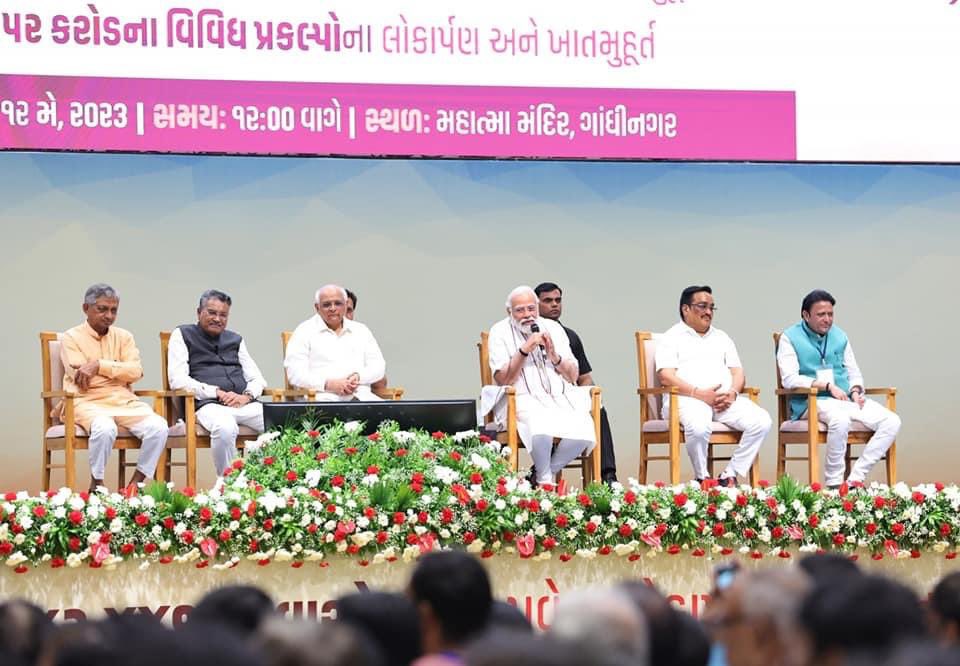 ‘અમૃત આવાસોત્સવ’ અંતર્ગત ગાંધીનગર ખાતેથી માનનીય પ્રધાનમંત્રી શ્રી <a href="/narendramodi/">Narendra Modi</a> સાહેબે પ્રધાનમંત્રી આવાસ યોજના હેઠળ રાજ્યમાં 42,441 આવાસોના લોકાર્પણ, ખાતમુહૂર્ત અને ગૃહપ્રવેશ ઉપરાંત રૂ. 2452 કરોડના વિવિધ પ્રકલ્પોનું લોકાર્પણ-ખાતમુહૂર્ત કર્યું, એ પ્રસંગે ઉપસ્થિત રહેવાનું સૌભાગ્ય